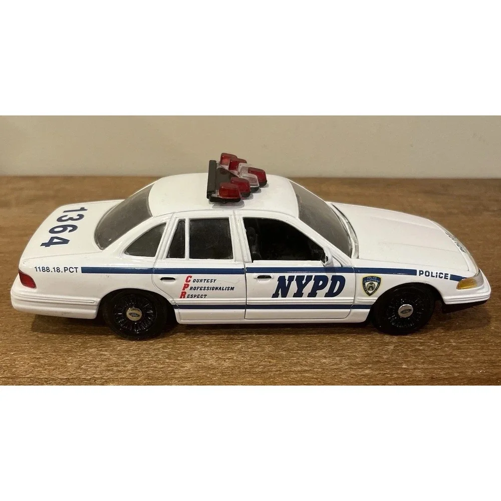 Motor Max 1:24 NYPD Ford Crown Victoria Police Interceptor Diecast Metal Car
